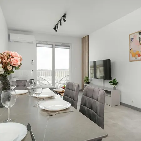 Air-conditioned With Parking And Balcony By Renters * Wrocław